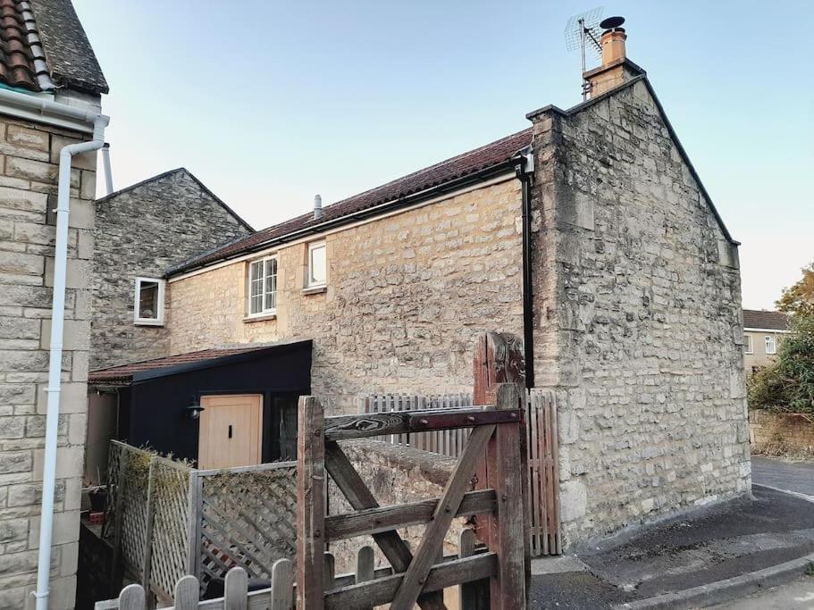 Converted Barn In Bath Eksteriør billede